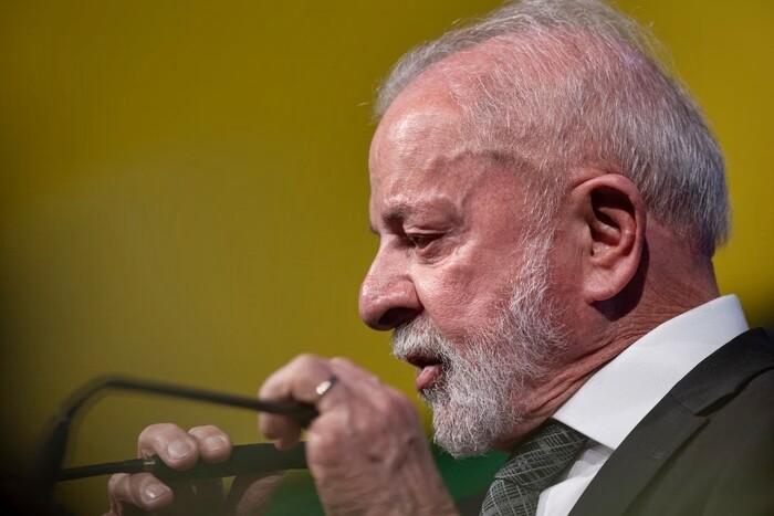 Lula chama Bolsonaro de “fujão” e diz que ele “se borrou todo”