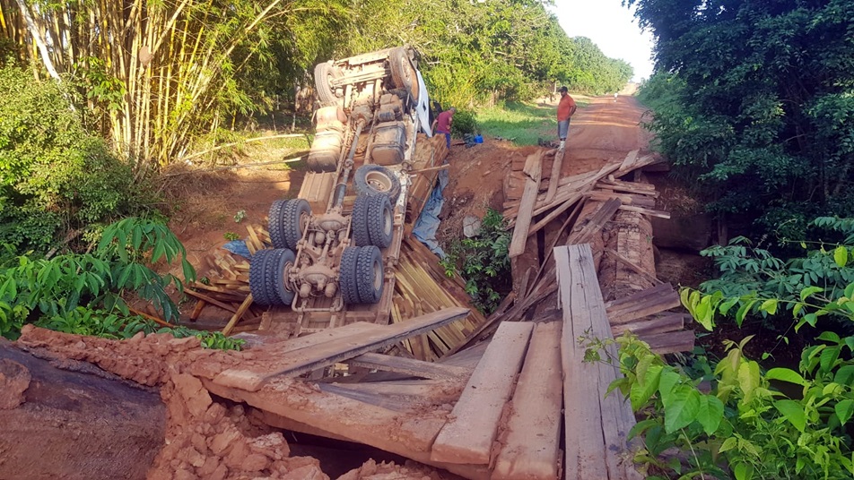 Semourb de Alvorada d’Oeste, RO reconstrói ponte na Linha 64, que foi quebrada por caminhão