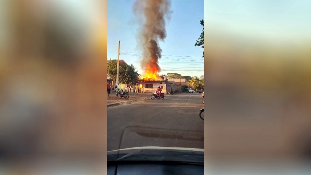 Residência é consumida por incêndio no bairro Floresta, em Cacoal, RO