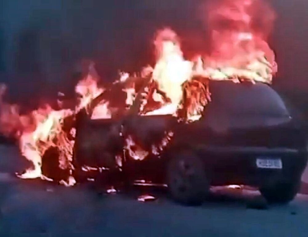 Veículo pega fogo e é completamente destruído em Jaru