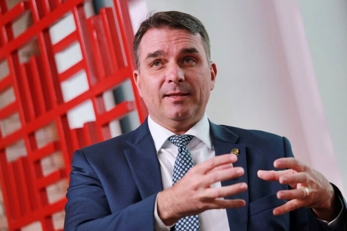 Flávio Bolsonaro: “Lula governa por pesquisa e tá cagando pro Brasil”