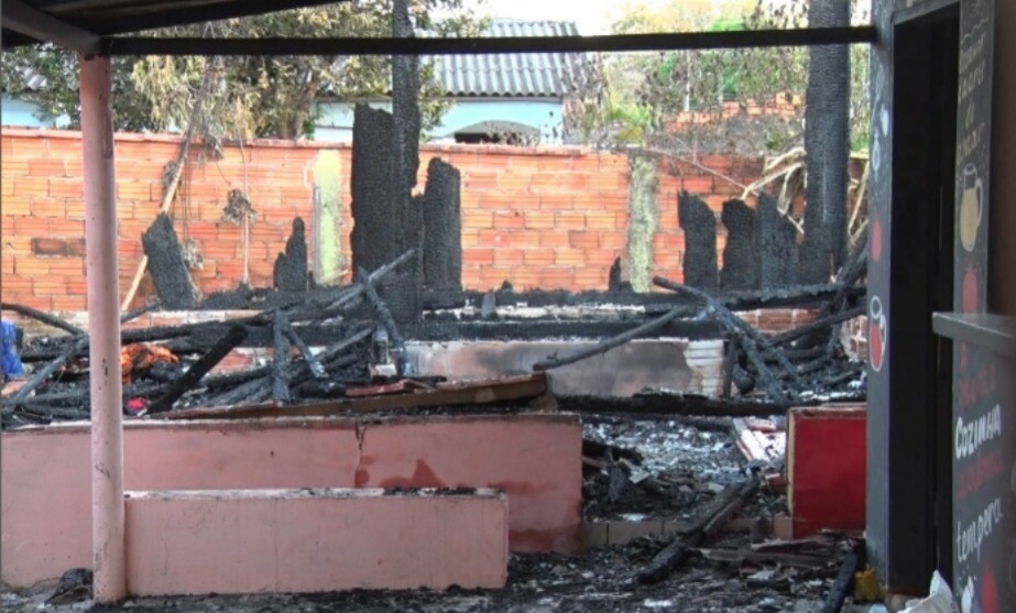 Incêndio destrói residência no Bairro Floresta e assusta moradores