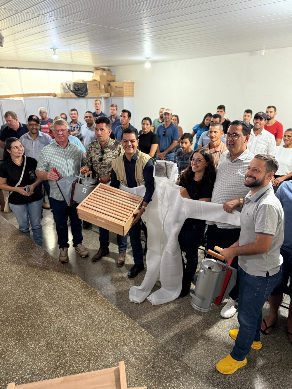 Deputado Cássio Gois entrega mais de 50 kits apícolas para produtores de Rolim de Moura no Dia do Agricultor