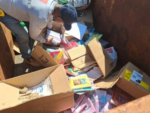 Dezenas de livros do ensino médio são descartados no lixo; editora desconhece e condena desperdício do material didático