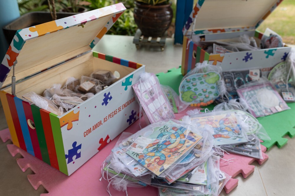 Educação Infantil: Prefeitura de Jaru entrega kit de jogos pedagógicos para a escola Clube de Mães