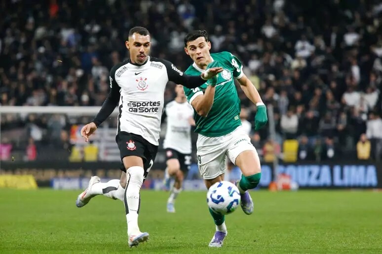 Matheuzinho explica jogada que resultou em gol de Memphis: ‘Comunicação muito boa’