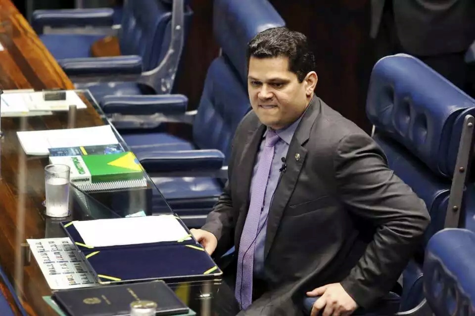 'Rachadinha’ milionária leva o Podemos a pedir afastamento de Alcolumbre da CCJ