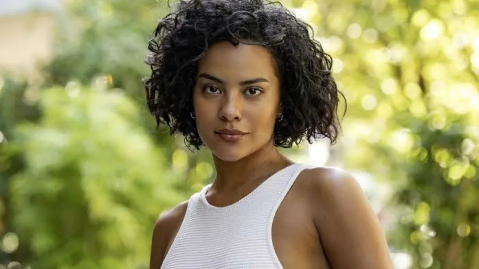 Bella Campos vira fenômeno ao dar voz a Maria de Fátima dentro e fora das telas