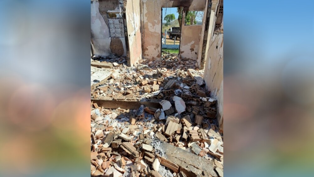 Residência é destruída por incêndio na zona rural de Jaru, RO