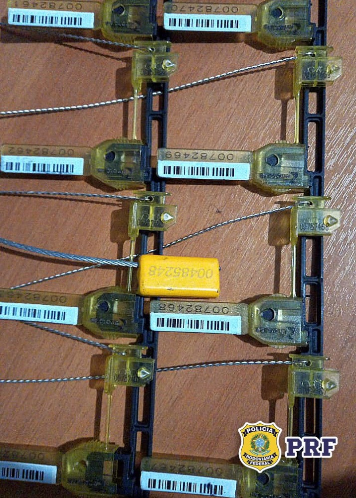 Homem é preso pela PRF com lacres e medidores de energia, desviados da Energisa, nesta quinta, 04, em Jaru, RO