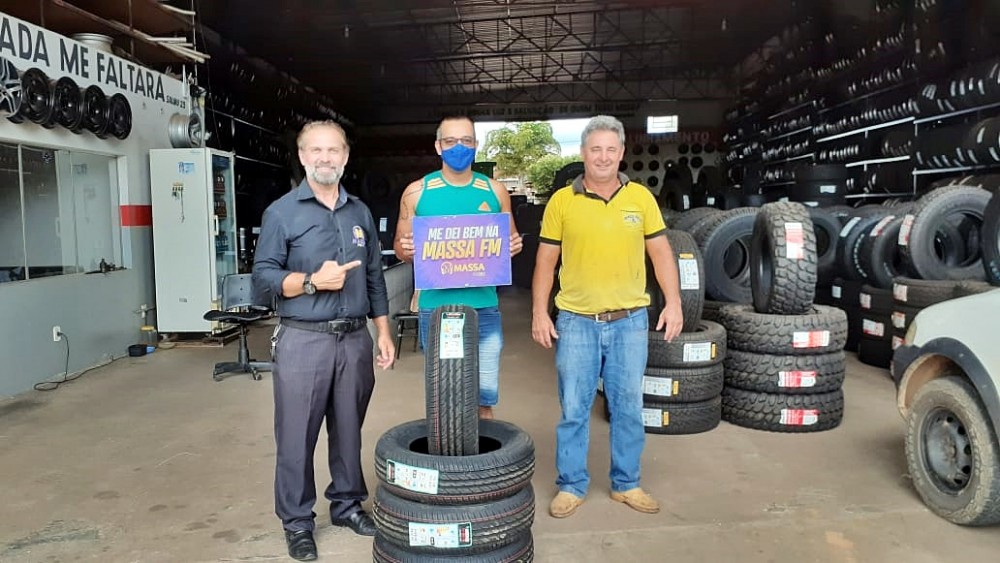  Massa FM Jaru e Barigui Pneus, entregam prêmio para ganhador do setor 08, em Jaru, RO