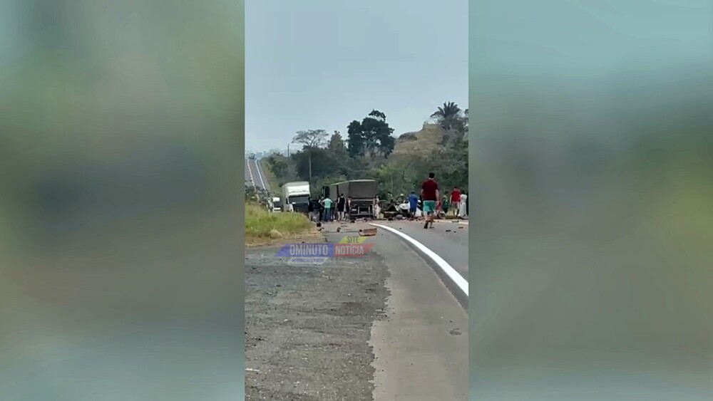 Colisão entre Fiat Strada e carreta mata quatro pessoas, incluindo duas crianças, em Jaru