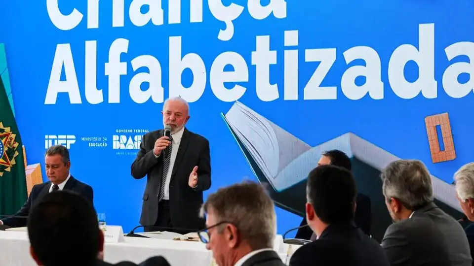 Sem metas ou base científica, plano de alfabetização do governo tem viés ideológico