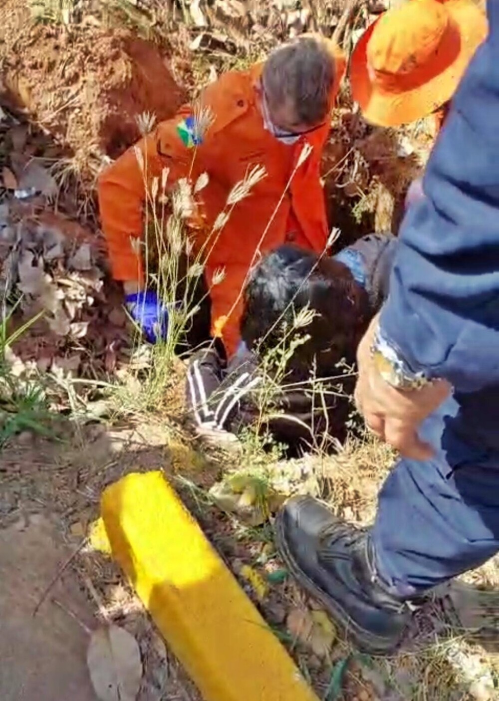 Mulher é resgatada pelo Corpo de Bombeiros após cair em bueiro em Cacoal