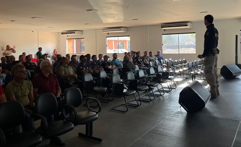 PRF em Rondônia realiza palestras educativas a respeito do transporte escolar