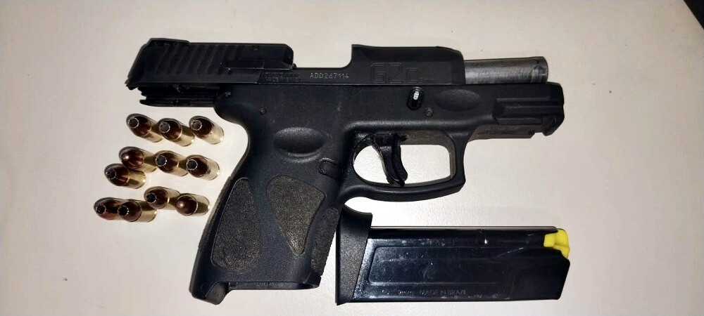 Adolescente é apreendido com pistola durante cumprimento de mandado judicial em Jaru
