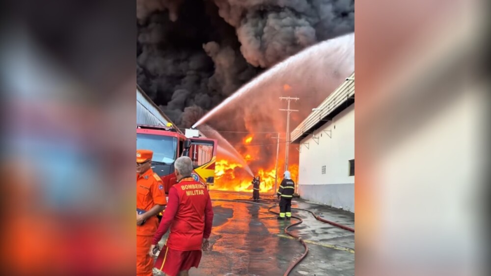 Incêndio de grandes proporções atinge fábrica da Effa Motors em Manaus