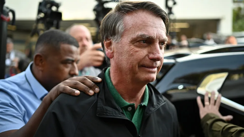 Defesa de Bolsonaro recorre ao STF contra prisão domiciliar e pede sessão presencial