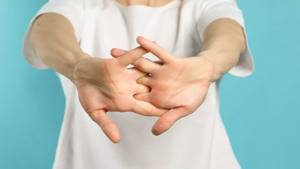 Estalar os dedos faz mal? Ciência revela se hábito causa artrite