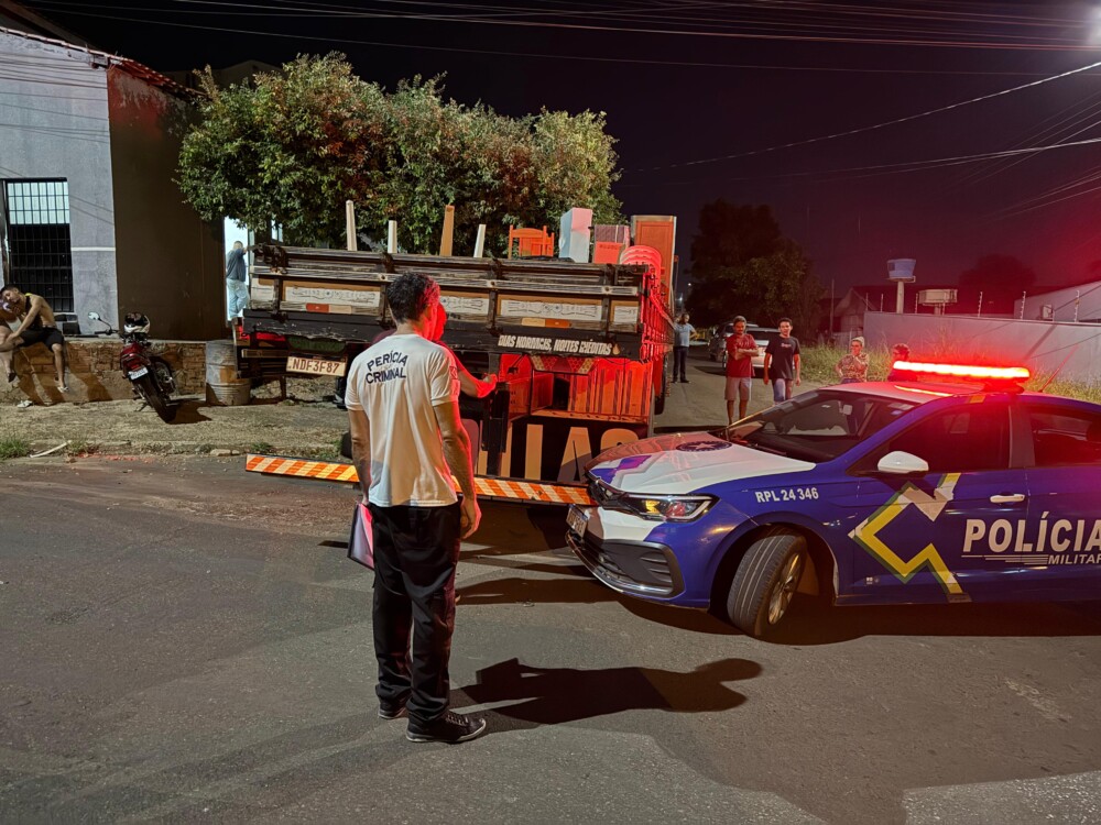 Caminhão desgovernado atinge viatura da PM durante atendimento de ocorrência em Cacoal