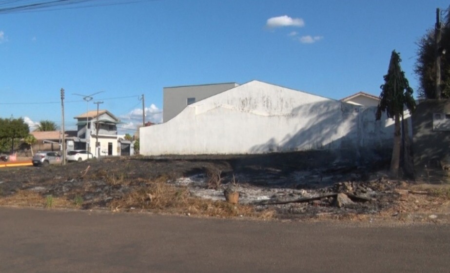 Incêndio em terreno baldio na Avenida Cuiabá assusta moradores na tarde de Quarta-feira
