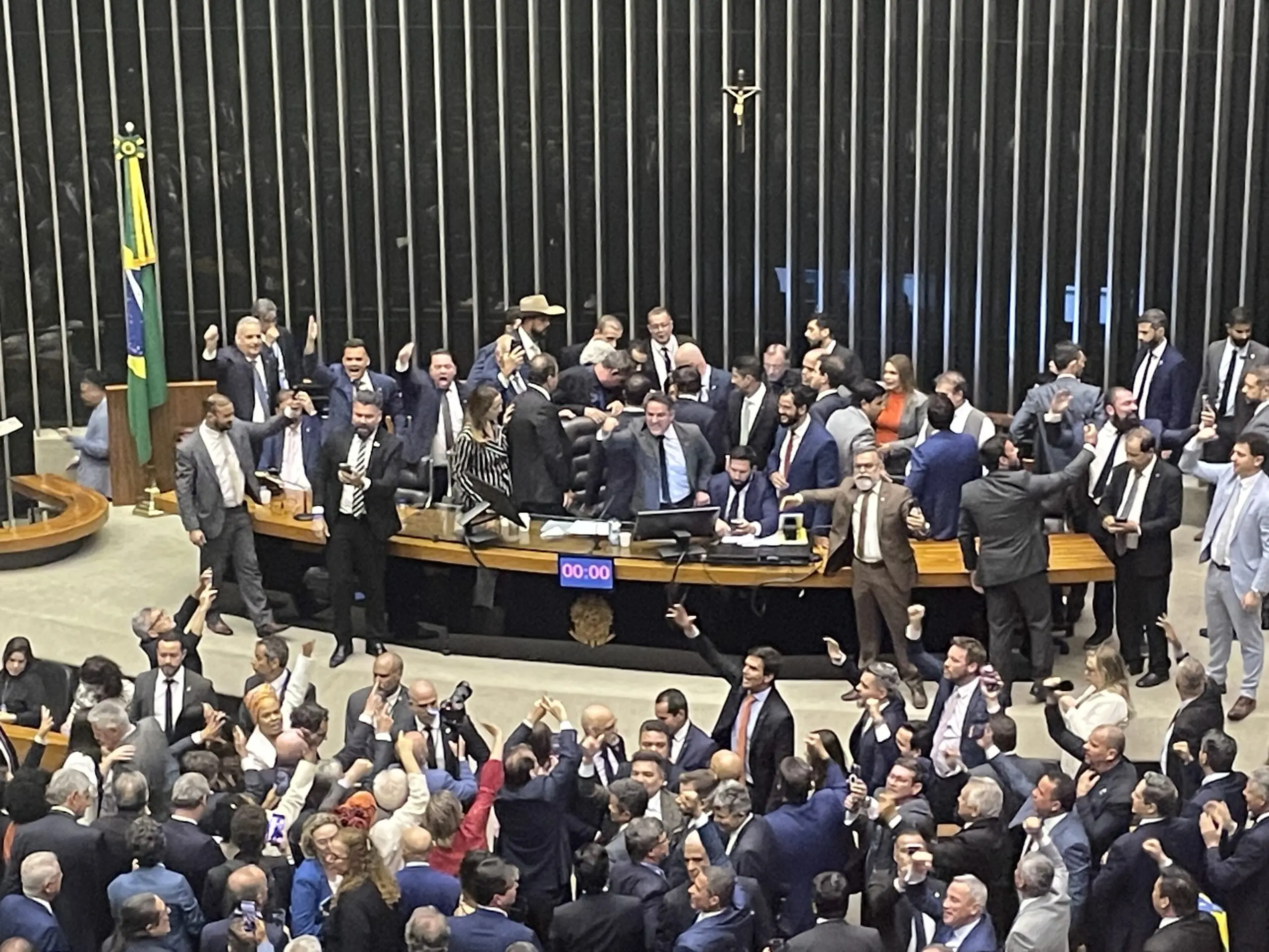 Pressão por anistia e impeachment de Moraes escalam crise no Congresso
