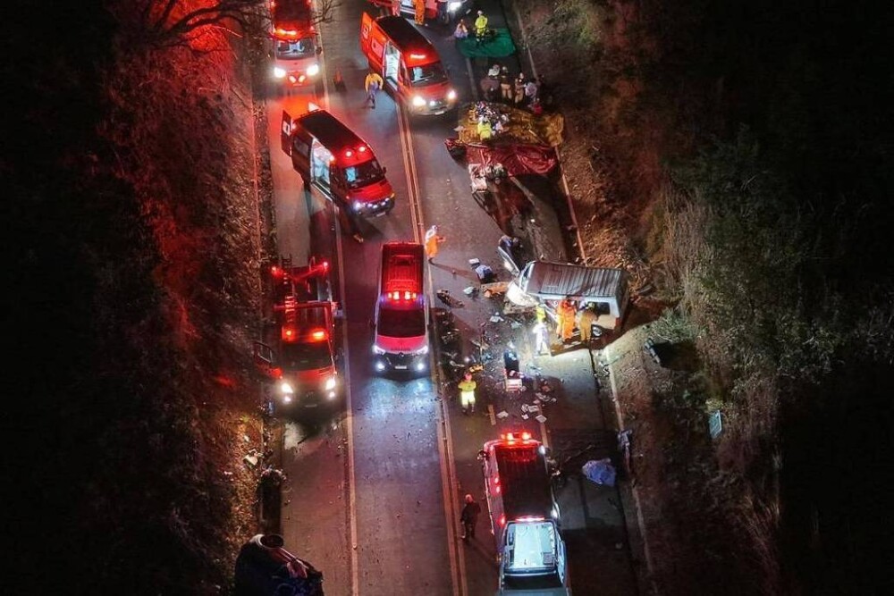 Quatro mortos e 16 feridos em colisão frontal entre carro e van na BR-452, em Uberlândia