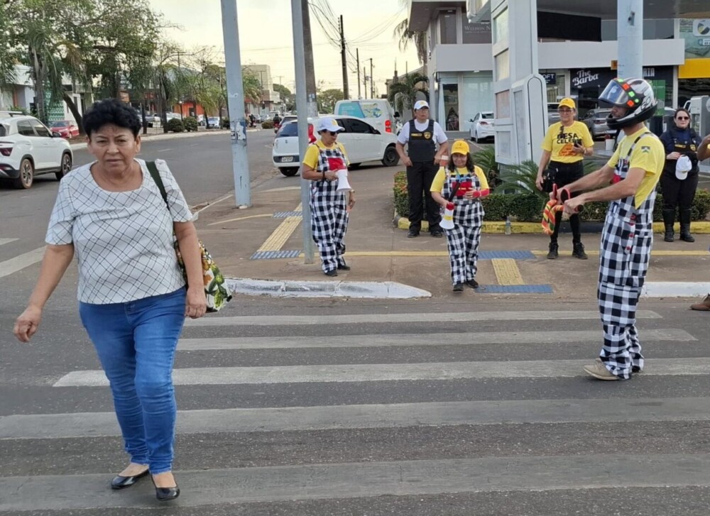 Ação do Detran-RO usa performance educativa para reforçar o respeito ao pedestre e travessia segura