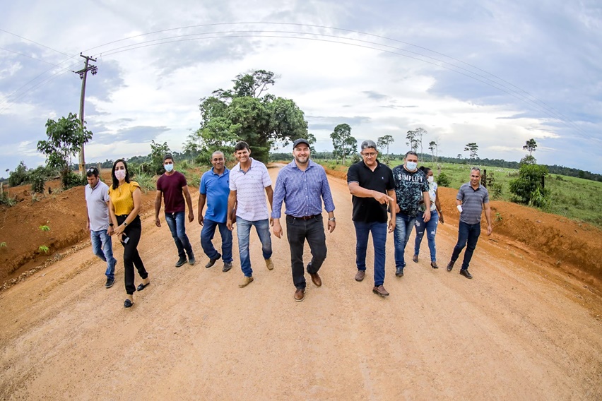 Presidente Alex Redano vistoria obras de patrolamento na Linha 110, em Alto Paraíso