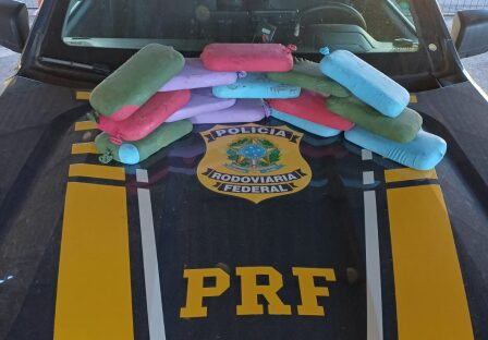 PRF em Rondônia apreende aproximadamente 16 kg de cocaína em carro batido