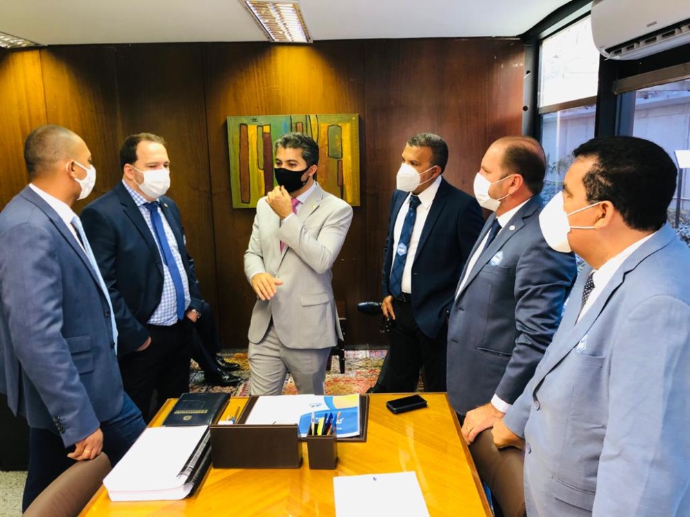 Deputados entregam relatório da CPI da Energisa ao senador Marcos Rogério