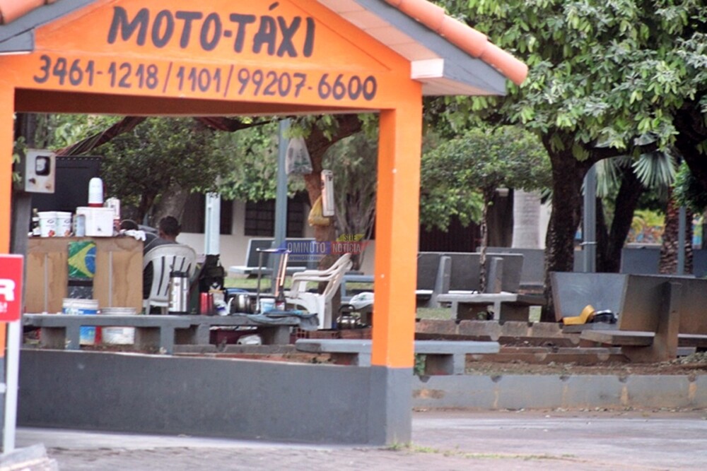 Ouro Preto do Oeste remove moradia improvisada na Praça Padre Camaioni