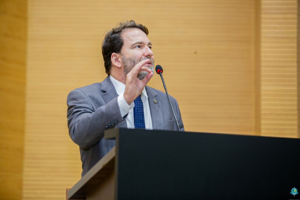 Deputado Alex Redano solicita escavadeira hidráulica e patrolamento para Linha Verde, no distrito de Triunfo