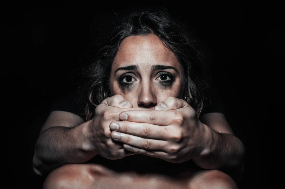 Homem com tornozeleira invade escola e agride ex na frente de alunos em Porto Velho