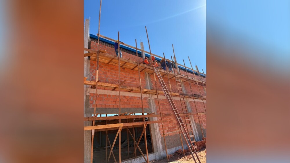 Trabalhador passa mal em andaime e é resgatado por equipe de emergência