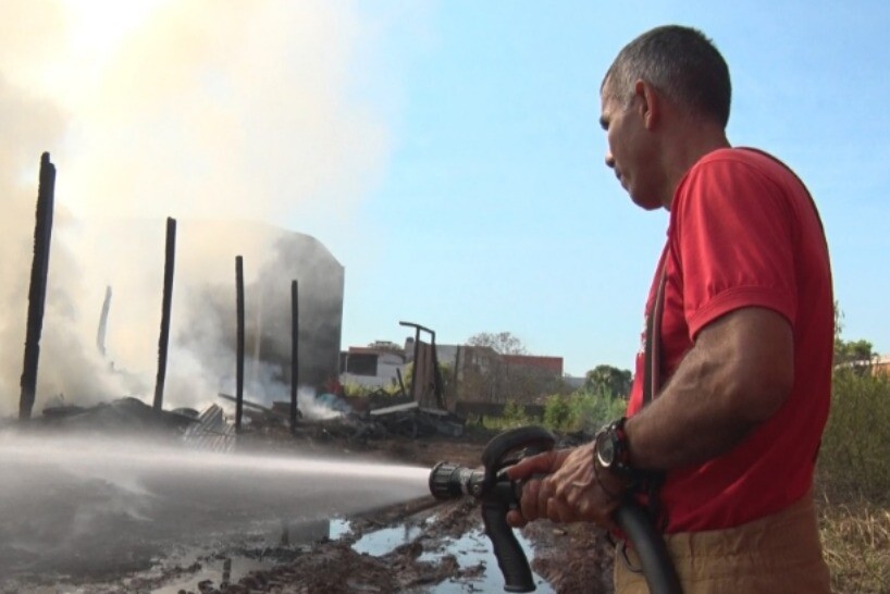 Equipamento do Saae é utilizado no combate a incêndio que durou mais de 10 horas