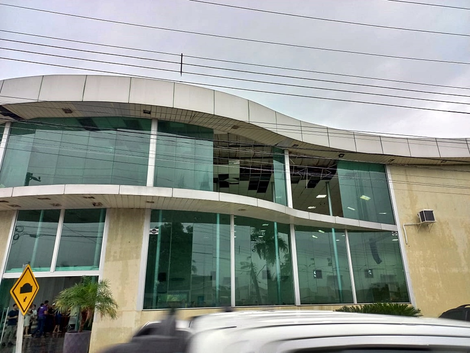 Ventos provocam estragos em várias residências e comércios, em Jaru RO, nesta quinta-feira, 11