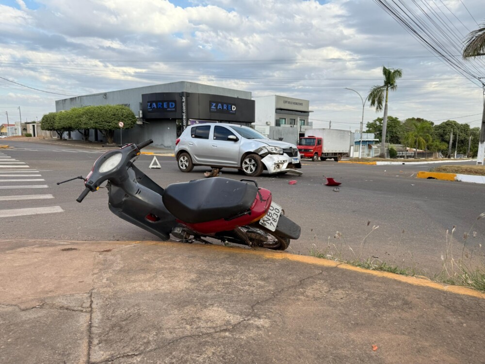 Acidente entre carro e moto deixa prejuízos na rotatória da Avenida Belo Horizonte, em Cacoal