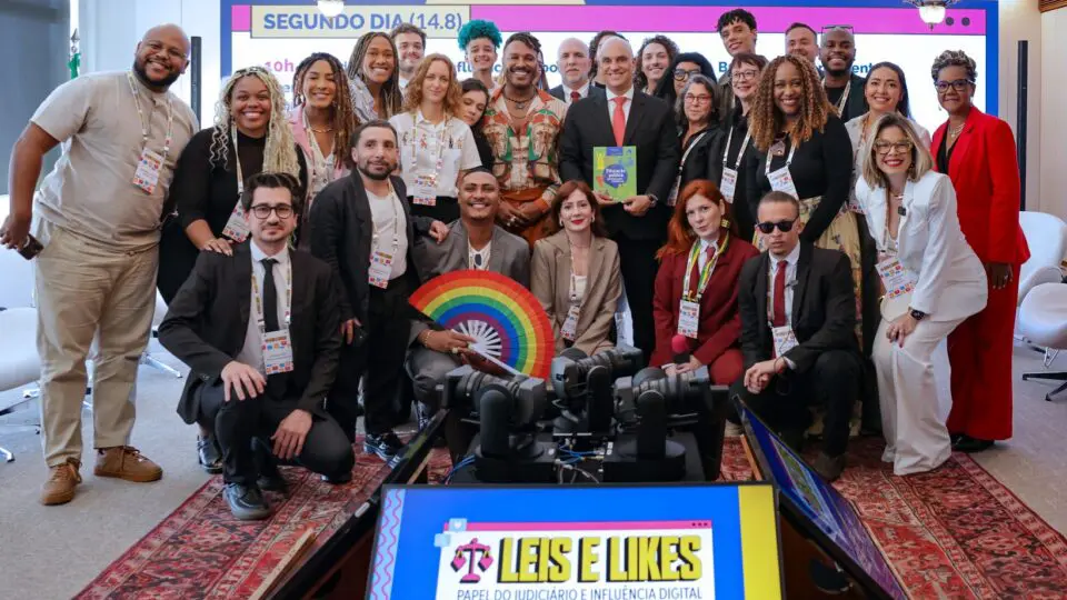 STF faz manobra com influenciadores digitais e figurinhas de whatsapp para lidar com crise