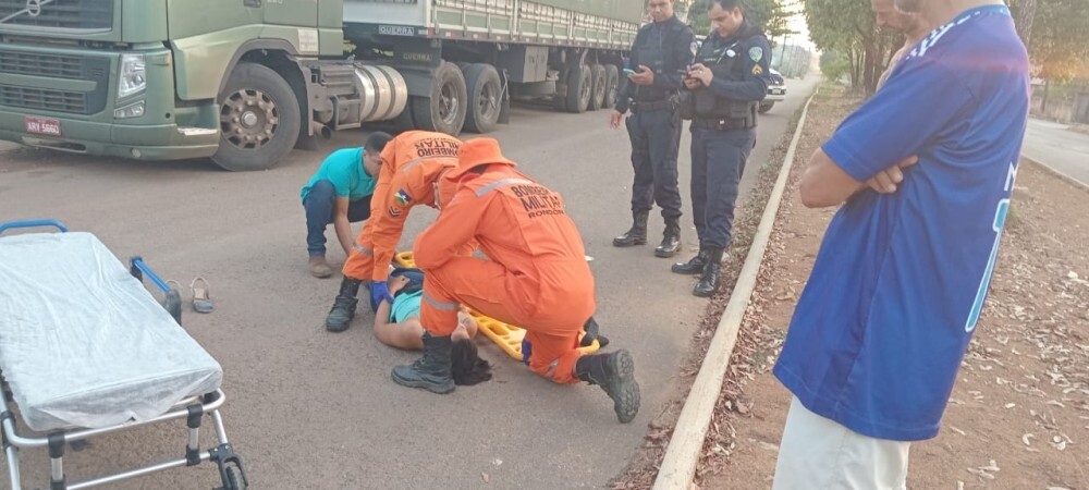 Mulher sofre fratura exposta após colidir em carreta estacionada em Jaru