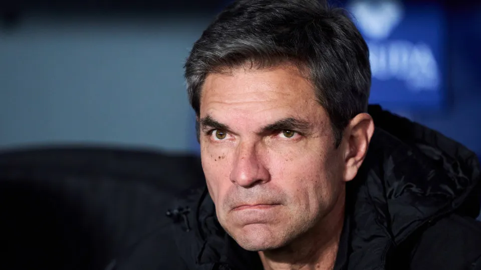 Ex-técnico da Premier League aparece no radar do Santos