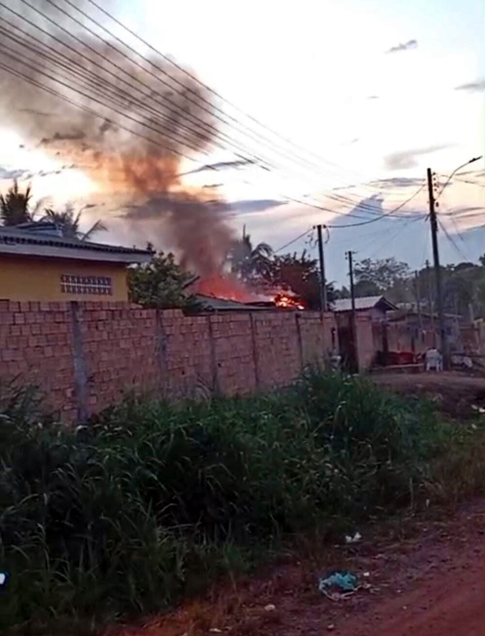 Incêndio devasta residência no Bairro Riozinho em Cacoal