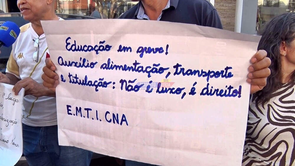 Professores de Cacoal protestam por valorização e melhores condições