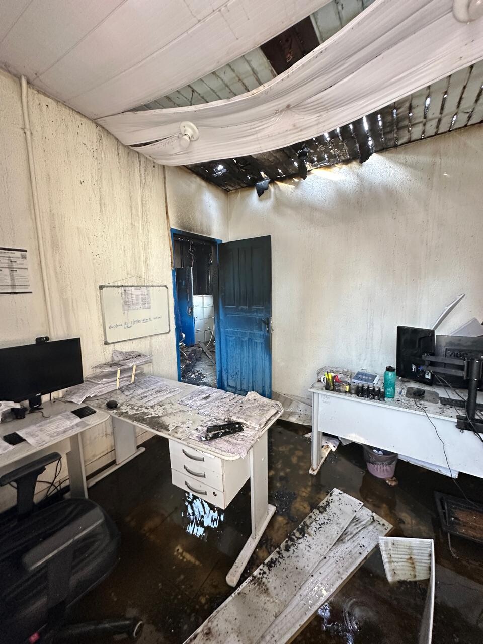 Incêndio de grandes proporções atinge a sede do SAAE em Cacoal