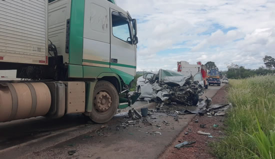 Colisão entre carro e carreta deixa um morto e outro ferido na BR-364