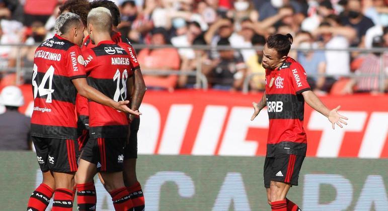 Flamengo quebra tabu de dez anos e goleia São Paulo por 4 a 0, em partida válida pela 32ª rodada do Brasileirão
