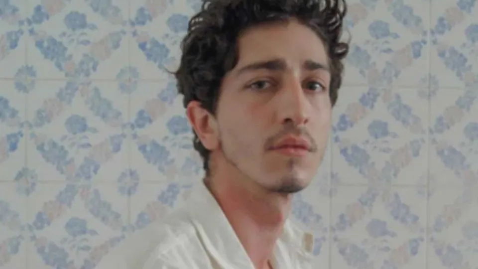 Johnny Massaro interpreta homem com HIV no início da epidemia de Aids no Brasil