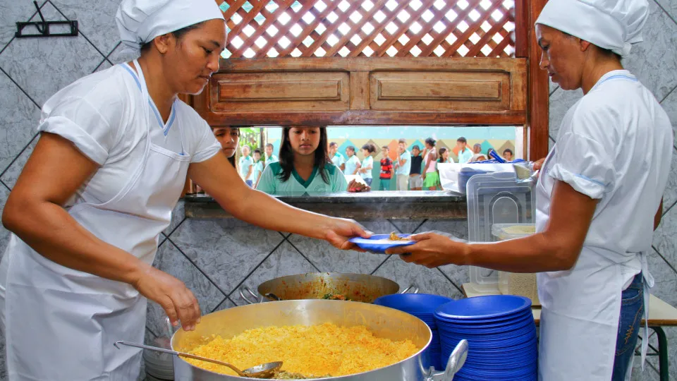 Alimentos afetados por tarifaço de Trump poderão ir para merenda escolar no Brasil