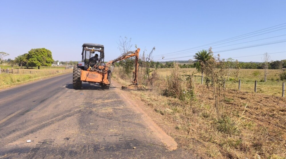 Governo de RO realiza roçagem mecanizada nas rodovias da Zona da Mata