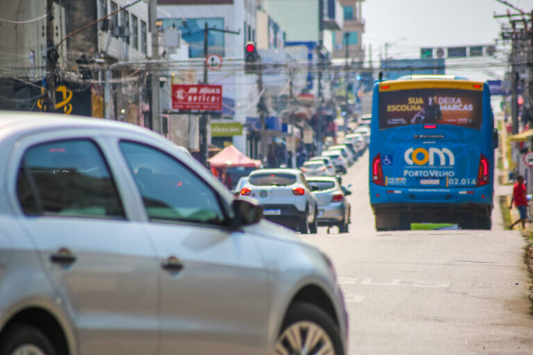 Licenciamento anual de veículos com placa final 8 deve ser atualizado até 29 de agosto